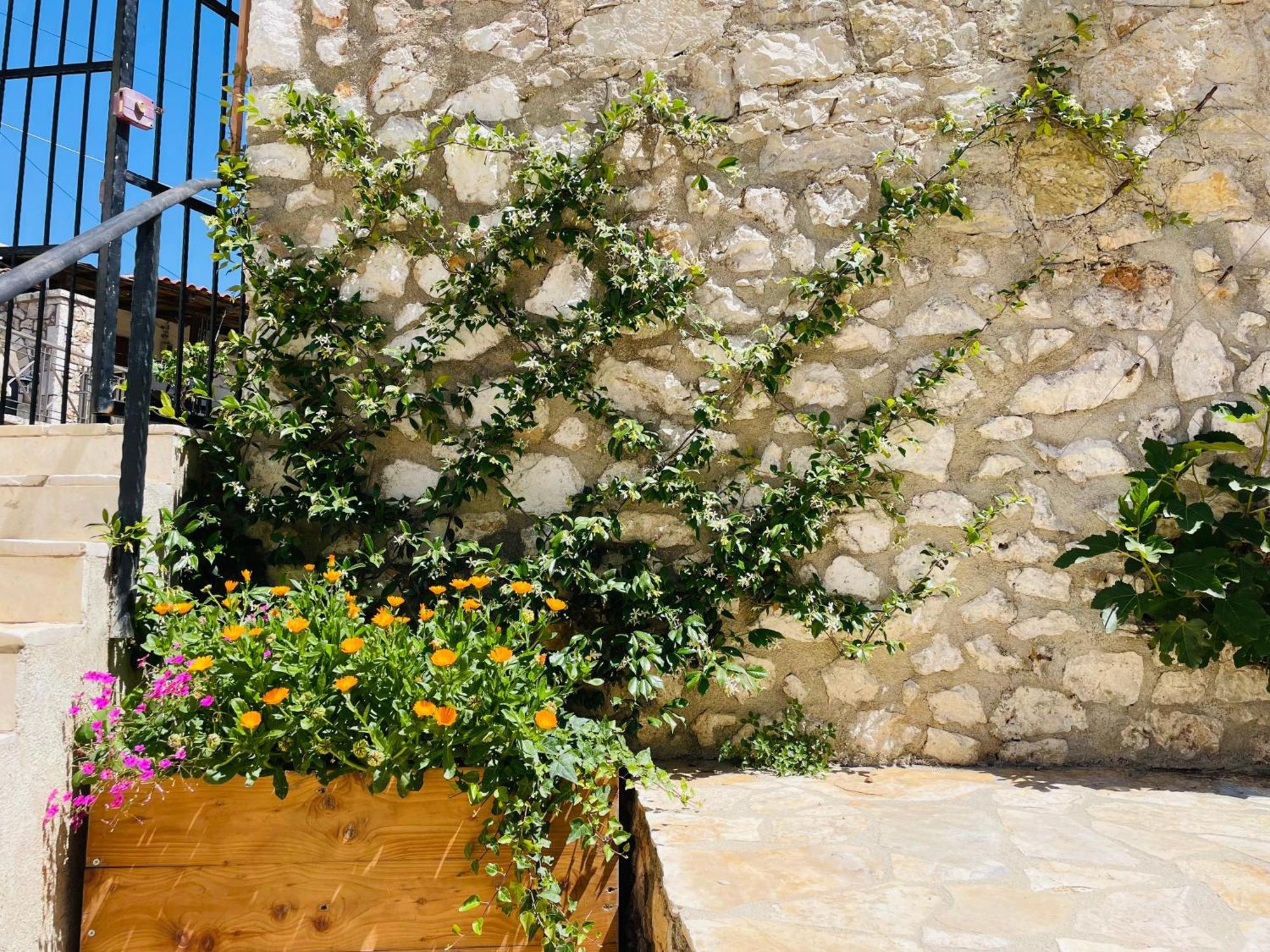 Guesthouse Near The Castle Of Himare Exterior foto