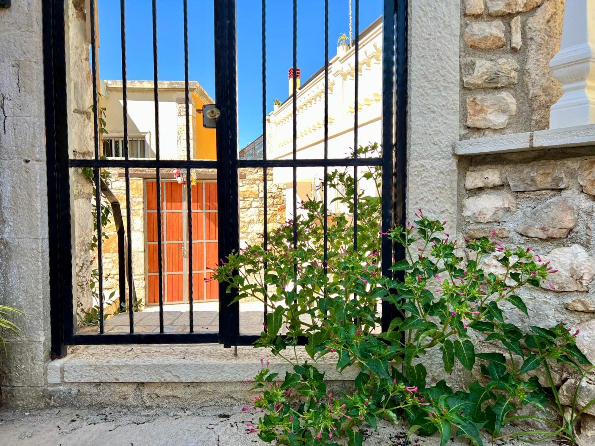Guesthouse Near The Castle Of Himare Exterior foto